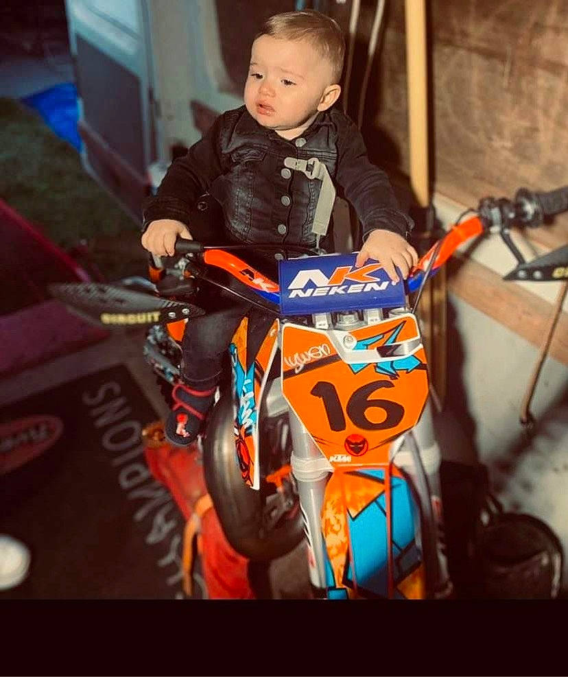 Lenzyo a rejoint le concours — aidez-le/la à gagner de superbes lots ! automotive_design, automotive_lighting, automotive_tire, bicycle_fork, bicycle_frame, bicycle_handlebar, bicycle_tire, electric_blue, event, motor_vehicle, motorcycle, orange, person, personal_protective_equipment, recreation, rim, snapshot, tire, toddler, vehicle