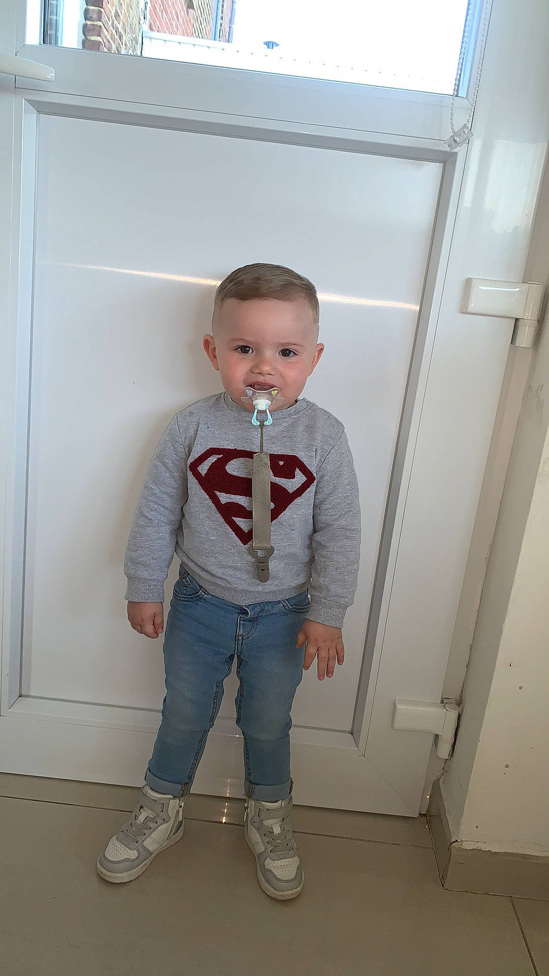 Lenzyo a rejoint le concours — aidez-le/la à gagner de superbes lots ! baby_toddler_clothing, child, collar, dress_shirt, fashion_design, flooring, formal_wear, neck, pattern, person, sleeve, toddler, waist