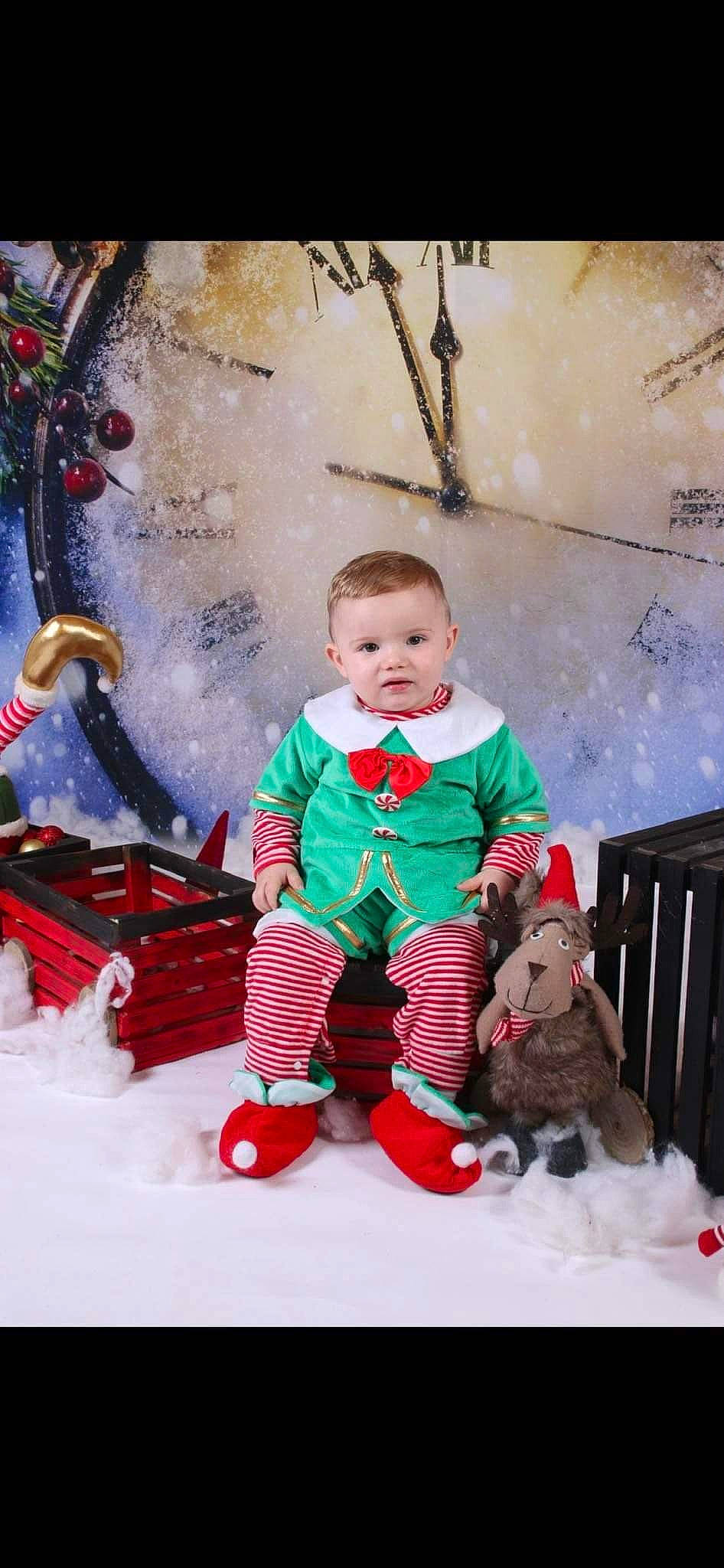 Lenzyo participe au concours pour gagner de l'argent avec cette photo : baby, baby_toddler_clothing, child, christmas, christmas_decoration, christmas_eve, event, fence, fictional_character, freezing, fun, happy, holiday, leisure, pattern, person, play, sitting, snow, toddler