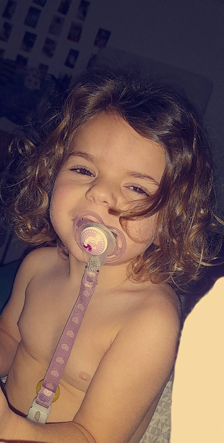 Shana participe au concours pour gagner de l'argent avec cette photo : arm, cheek, chin, ear, eyebrow, eyelash, flash_photography, forehead, hand, happy, iris, jaw, lip, mouth, neck, nose, person, shoulder, skin, smile