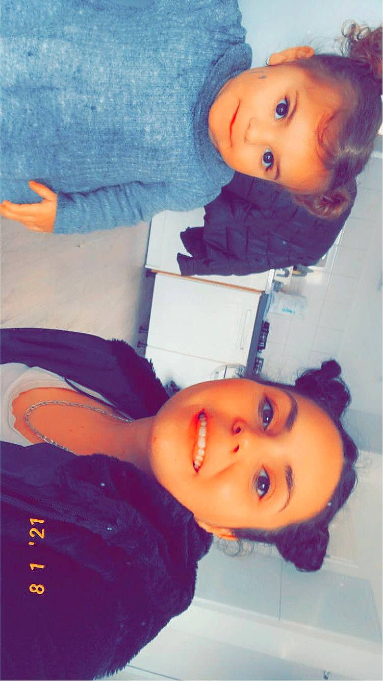 Shana participe au concours pour gagner de l'argent avec cette photo : black_hair, cheek, chin, cool, eye, eyebrow, eyelash, forehead, hairstyle, happy, head, iris, jaw, joy, lip, mammal, mouth, neck, nose, organ