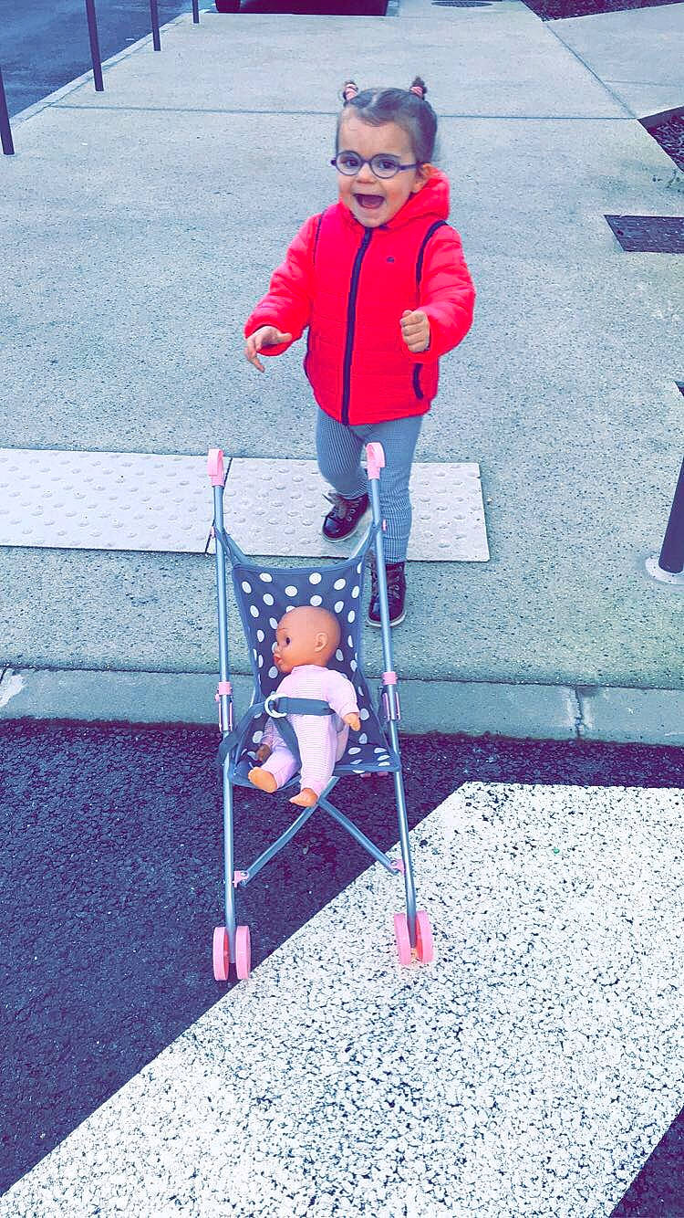 Shana a rejoint le concours — aidez-le/la à gagner de superbes lots ! baby, baby_products, baby_toddler_clothing, boot, child, dog_walking, human_settlement, lap, outdoor_play_equipment, person, play, public_space, toddler, walker