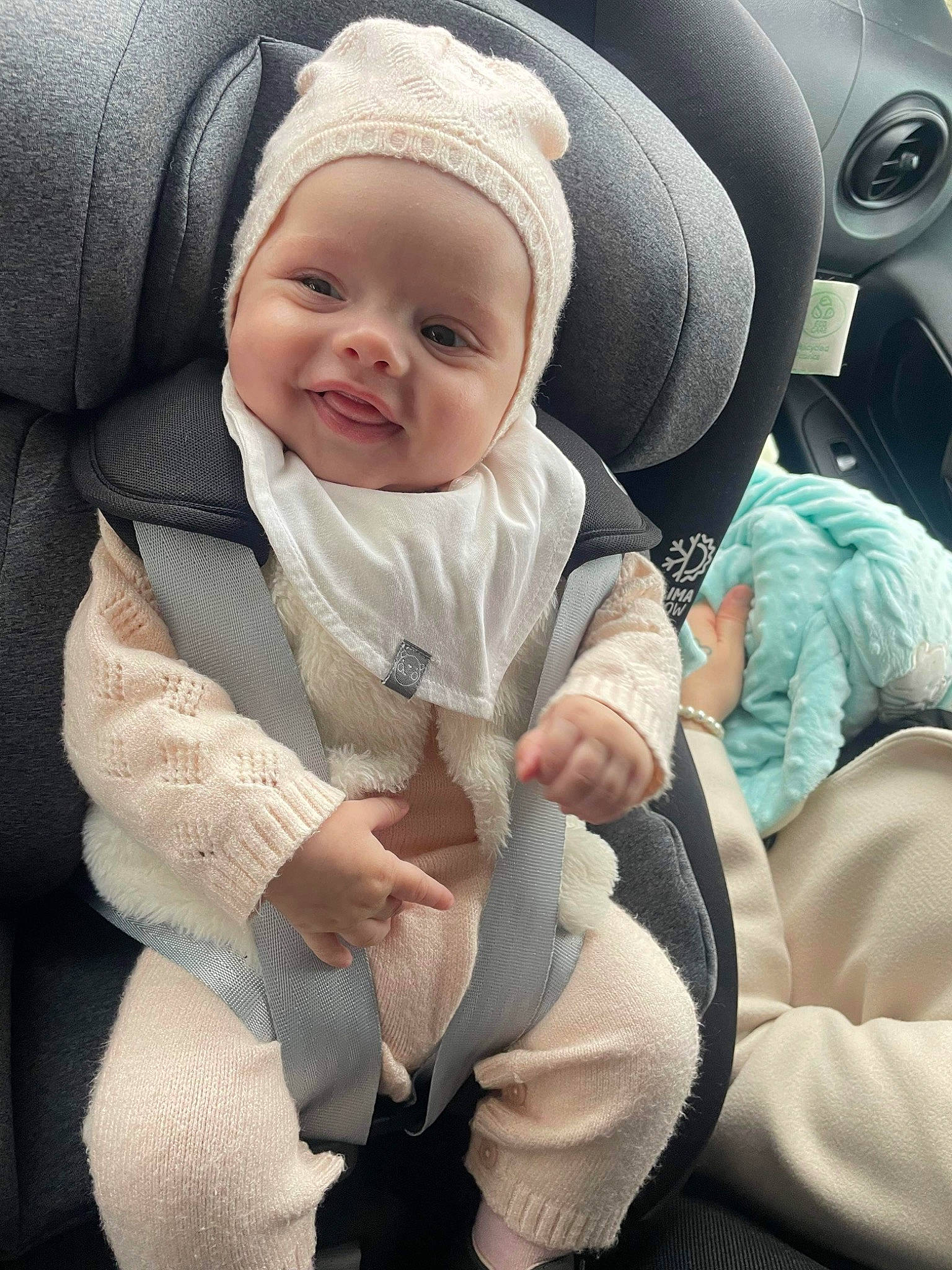 Diana a rejoint le concours — aidez-le/la à gagner de superbes lots ! auto_part, baby, baby_products, baby_toddler_clothing, car_seat, child, collar, comfort, family_car, happy, head, headwear, person, personal_luxury_car, product, sitting, sleeve, smile, steering_wheel, thumb