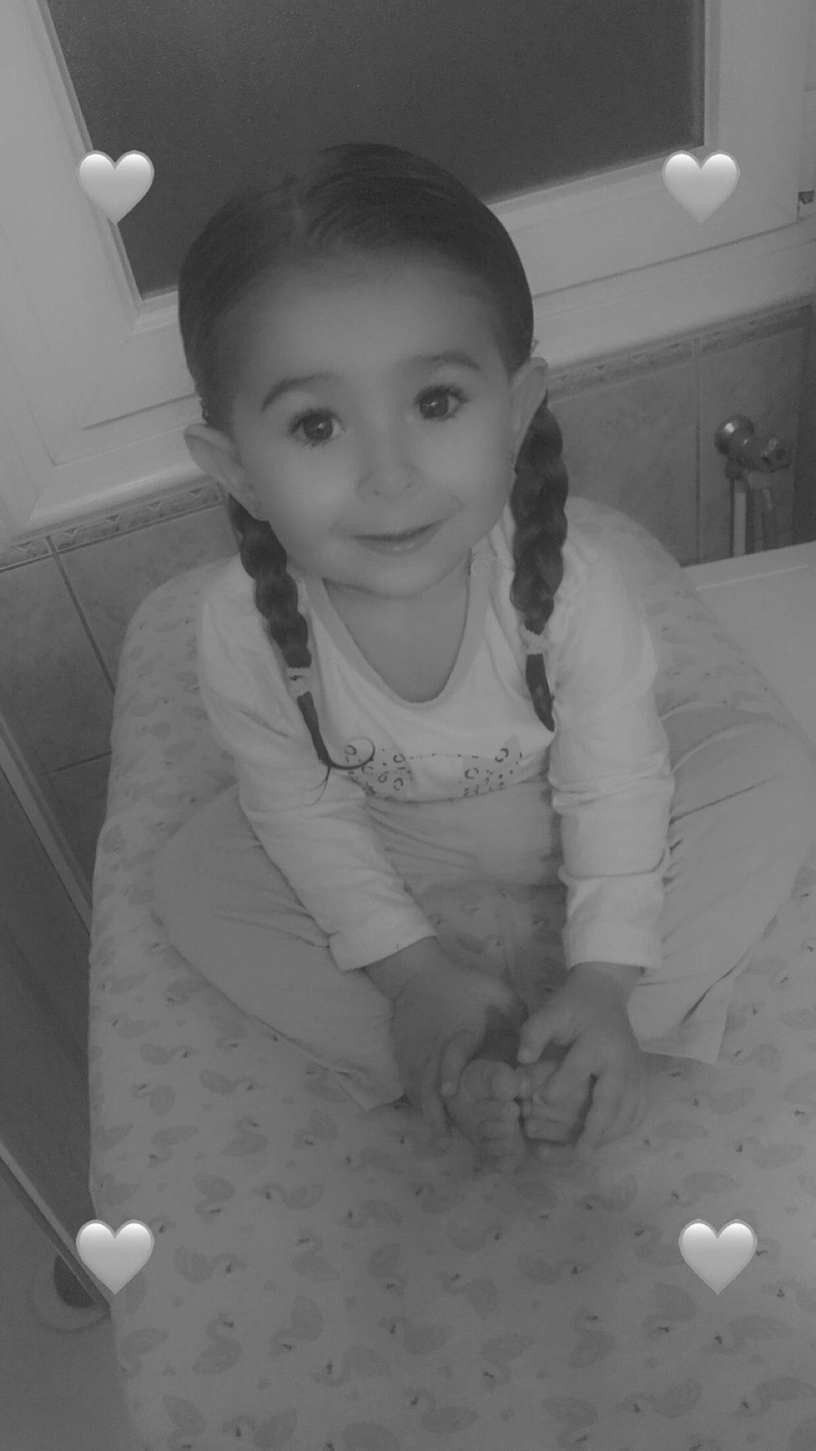 Manel a rejoint le concours — aidez-le/la à gagner de superbes lots ! black, black_and_white, child, eye, face, fun, happy, head, joy, monochrome, monochrome_photography, person, photograph, photography, room, skin, smile, snapshot, standing, style