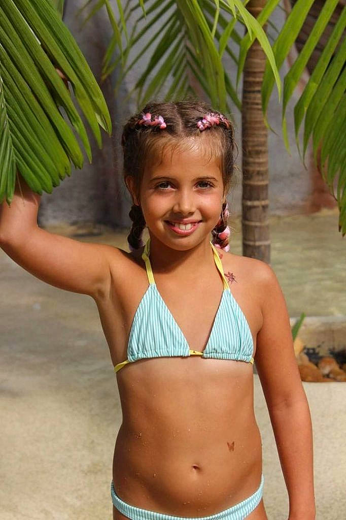 Angéla participe au concours pour gagner de l'argent avec cette photo : arecales, black_hair, brassiere, chest, hair, joy, leisure, lingerie, lingerie_top, people_on_beach, person, smile, swimsuit_bottom, swimsuit_top, swimwear, terrestrial_plant, thigh, tree, trunk, undergarment