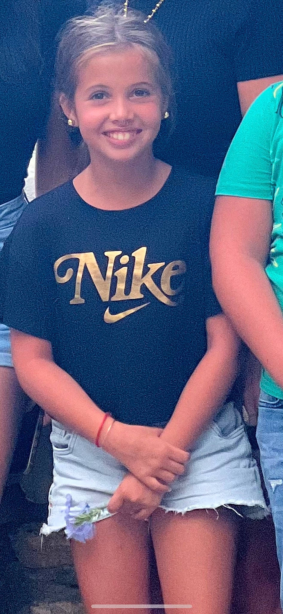 Angéla participe au concours pour gagner de l'argent avec cette photo : arm, azure, black, blue, fashion, gesture, green, happy, human, joy, muscle, neck, organ, person, photograph, shoulder, sleeve, smile, standing, textile