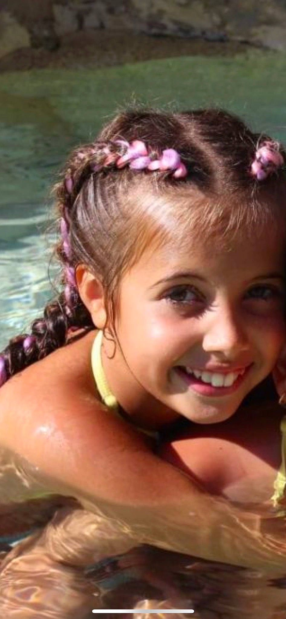 Angéla participe au concours pour gagner de l'argent avec cette photo : bathing, black_hair, chin, eyebrow, eyelash, eyewear, face, facial_expression, forehead, fun, hairstyle, happy, head, headgear, joy, lip, neck, person, skin, smile