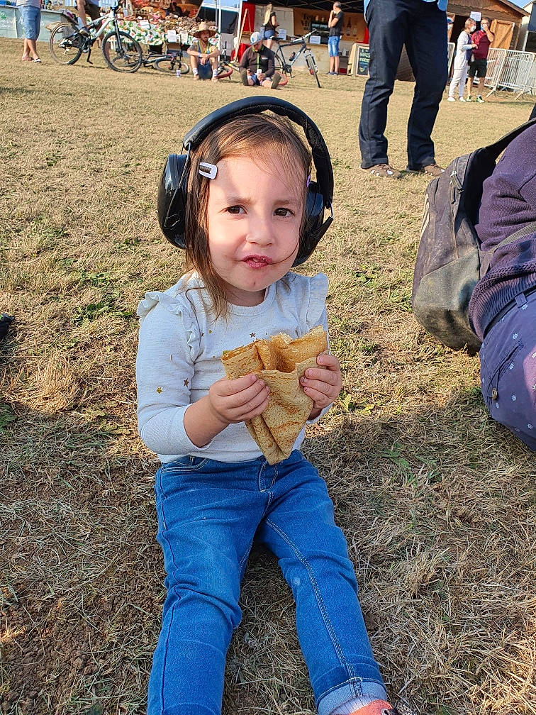 Jade participe au concours pour gagner de l'argent avec cette photo : child, cuisine, food, fun, grass, jeans, person, toddler, tourism, tree, vacation