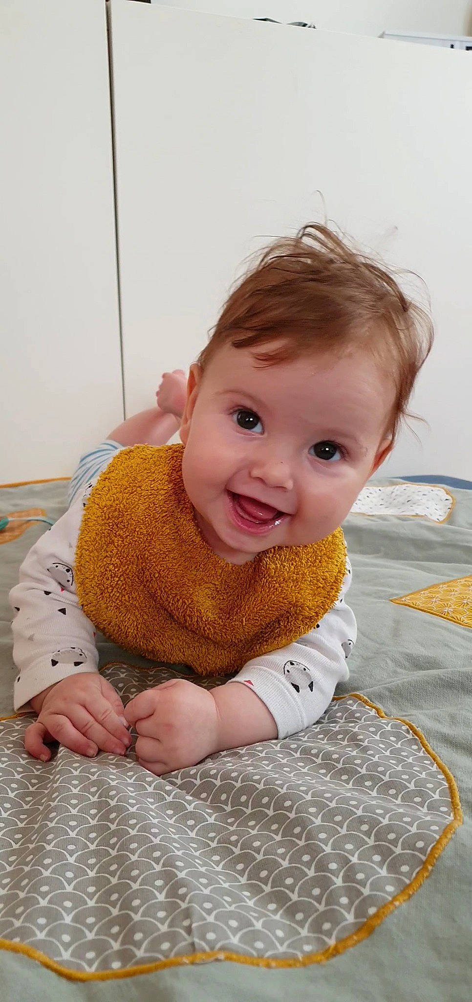 Eva a rejoint le concours — aidez-le/la à gagner de superbes lots ! baby, baby_toddler_clothing, cheek, child, face, floor, flooring, head, nose, person, skin, smile, toddler, yellow