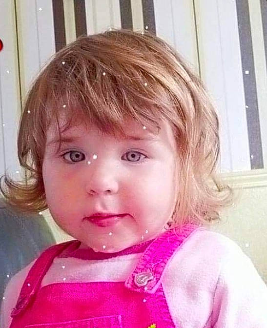 éloïse a rejoint le concours — aidez-le/la à gagner de superbes lots ! baby_toddler_clothing, bangs, blond, cheek, ear, eye, eyebrow, eyelash, face, hair, happy, iris, jaw, lip, magenta, mouth, nose, person, pink, sleeve