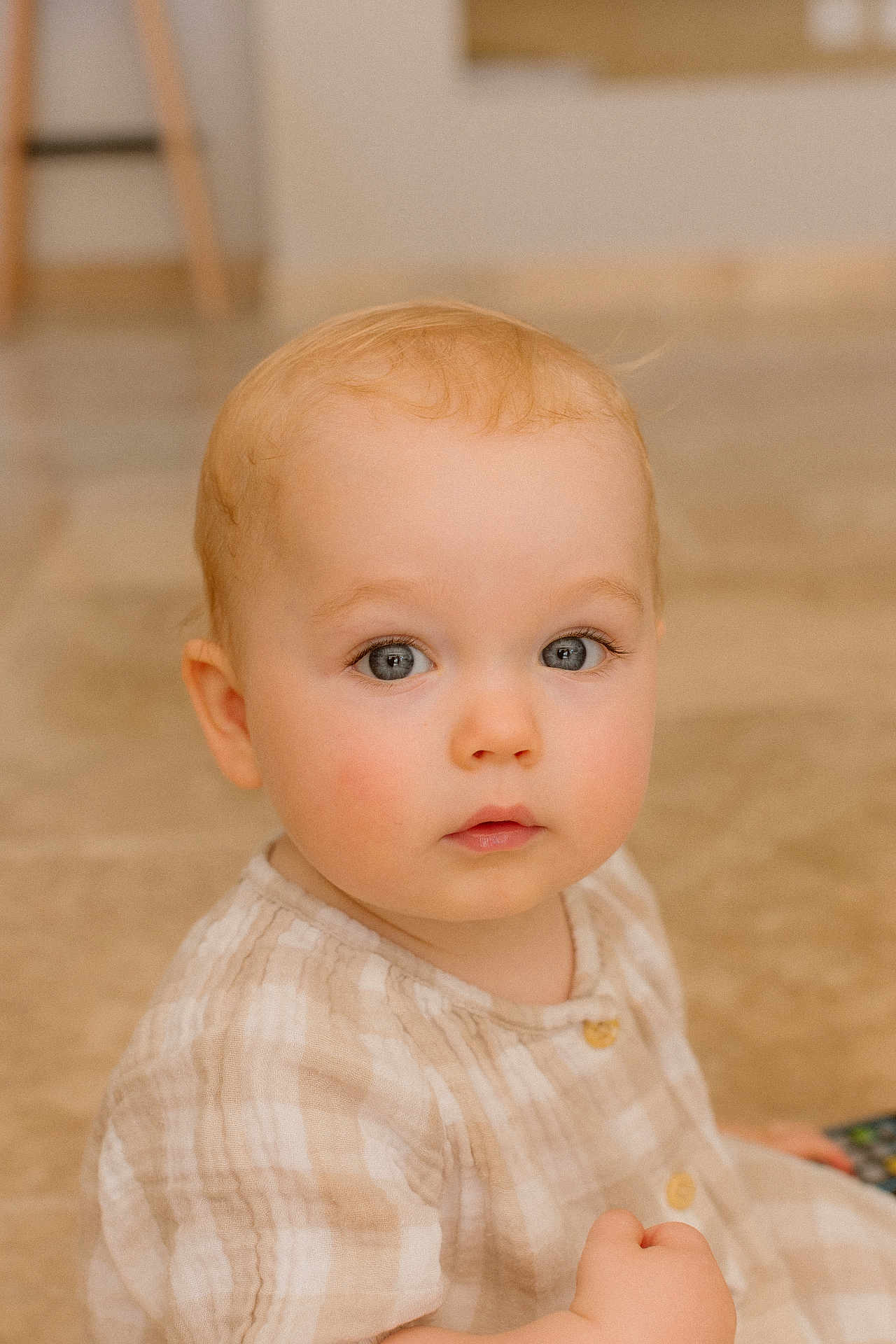 Andrea a rejoint le concours — aidez-le/la à gagner de superbes lots ! baby, child, portrait, indoor, blue_eyes, blonde_hair, plaid_clothing, curious, sitting, carpet, soft_lighting, close_up, face, infant, young_child, cute, expression, skin, person, buttoned_shirt