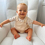 Andrea a rejoint le concours — aidez-le/la à gagner de superbes lots ! baby, child, smiling, armchair, white, beige, overalls, leopard_print, indoor, cute, happy, person, toddler, furniture, feet, face, portrait, sitting, cozy, soft
