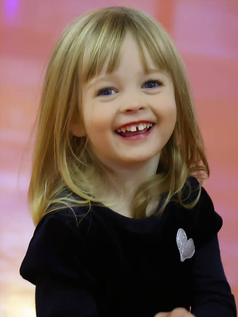 Léana participe au concours pour gagner de l'argent avec cette photo : blond, brown_hair, cheek, child, eyelash, face, facial_expression, fun, gesture, hair, hairstyle, happy, iris, joy, layered_hair, organ, person, skin, sleeve, smile