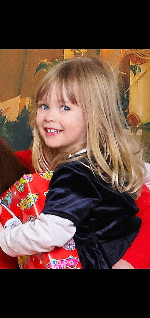 Léana participe au concours pour gagner de l'argent avec cette photo : bangs, blond, brown_hair, cheek, child, event, feathered_hair, fun, hair, happy, head, holiday, iris, joy, laugh, layered_hair, long_hair, person, sitting, sleeve