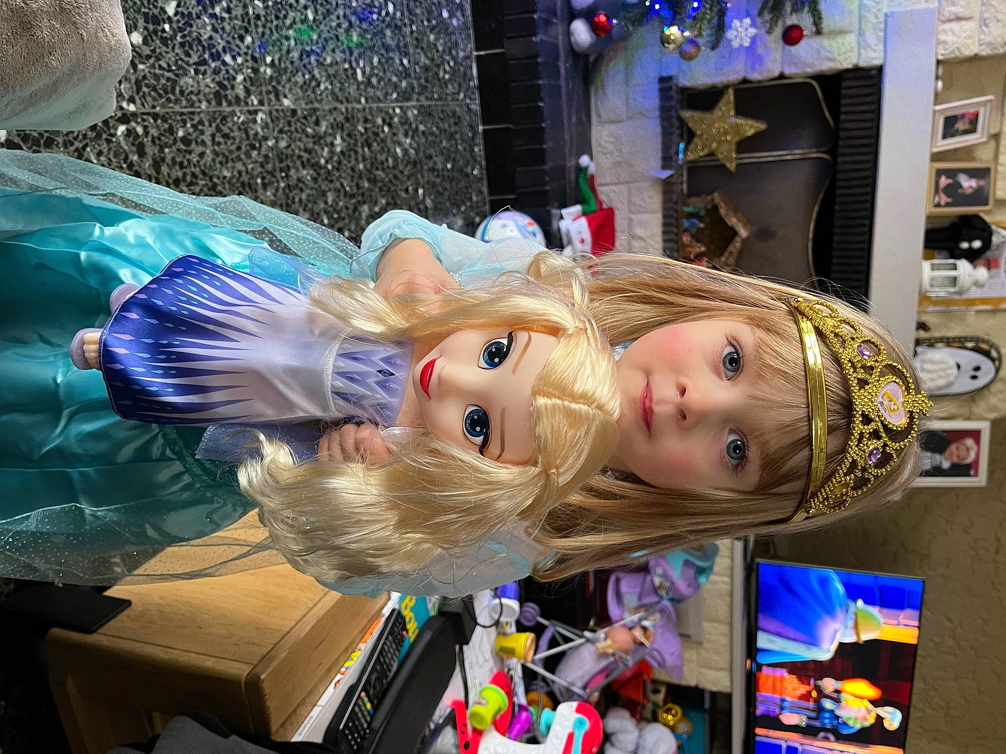 Léana participe au concours pour gagner de l'argent avec cette photo : box, carton, child, christmas, christmas_decoration, collection, costume, doll, event, fashion_accessory, fun, headwear, holiday, person, plastic, room, shelf, shipping_box, toddler, toy