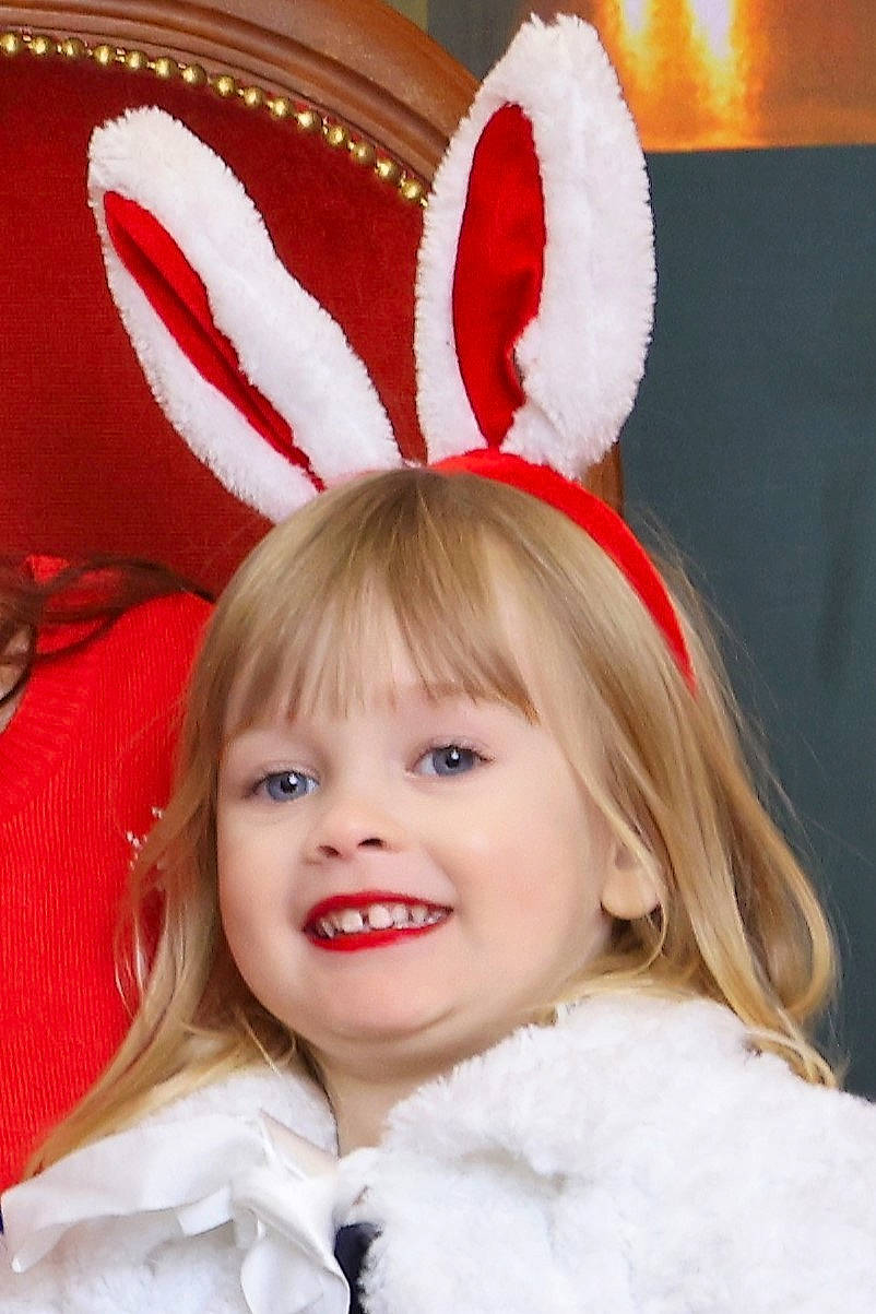 Léana participe au concours pour gagner de l'argent avec cette photo : christmas, christmas_eve, clothing, costume_hat, ear, event, fashion_accessory, fun, fur, fur_clothing, hair_accessory, happy, hat, holiday, human_body, joy, outerwear, person, sleeve, smile