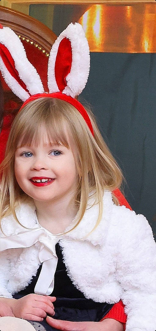 Léana a rejoint le concours — aidez-le/la à gagner de superbes lots ! bangs, costume_hat, event, fashion_accessory, fun, fur, fur_clothing, hair_accessory, happy, hat, head, headgear, holiday, joy, lip, outerwear, person, pink, smile, toddler