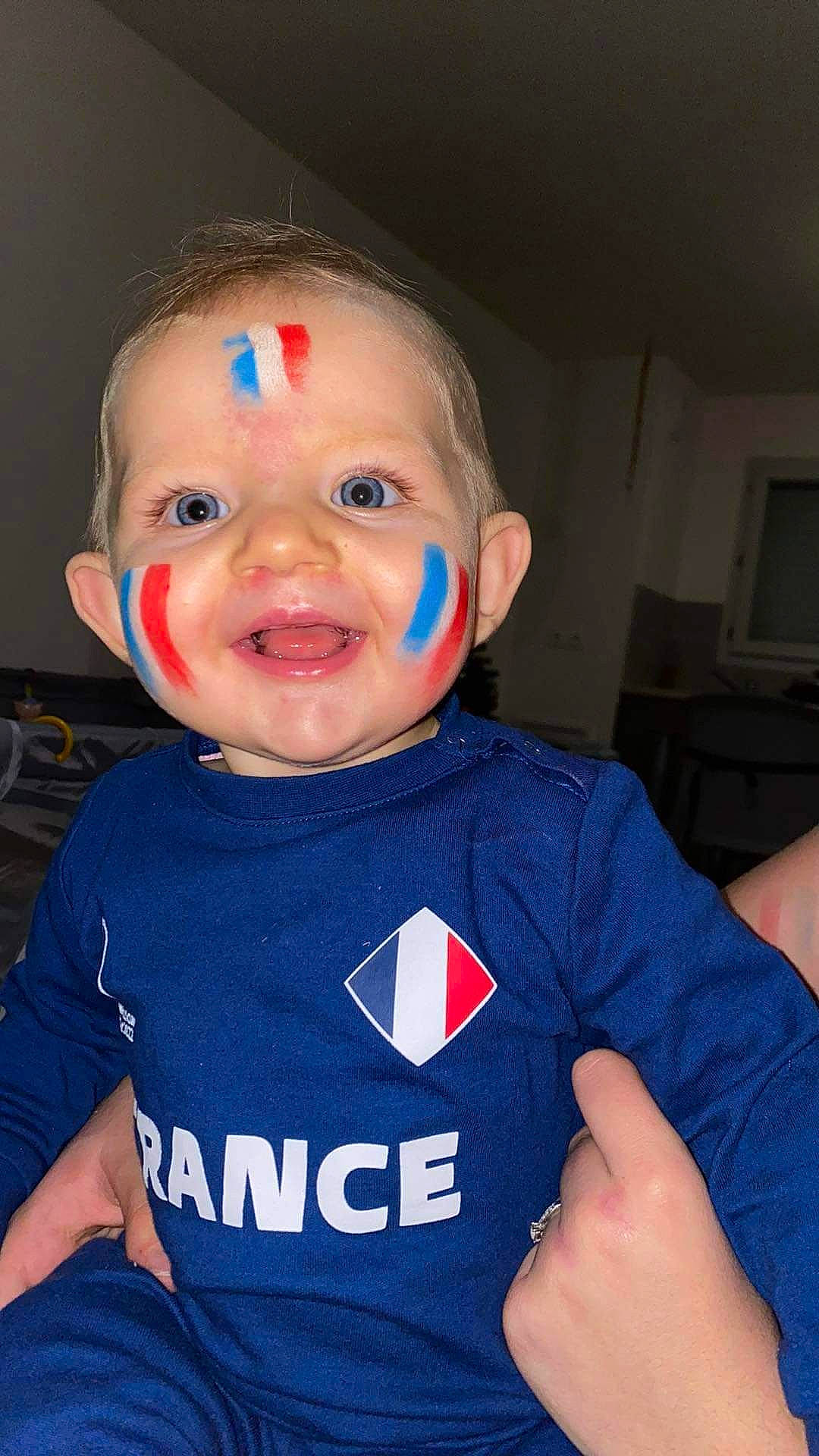 Elhya participe au concours pour gagner de l'argent avec cette photo : cheek, chin, cool, eye, eyebrow, finger, forehead, gesture, hairstyle, happy, iris, jaw, lip, mouth, neck, nose, person, skin, sleeve, smile