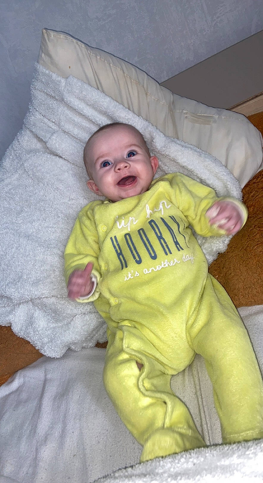 Lyana participe au concours pour gagner de l'argent avec cette photo : baby, baby_products, baby_toddler_clothing, cheek, child, comfort, eye, face, fun, happy, head, iris, linens, outerwear, person, sitting, skin, sleeve, smile, textile