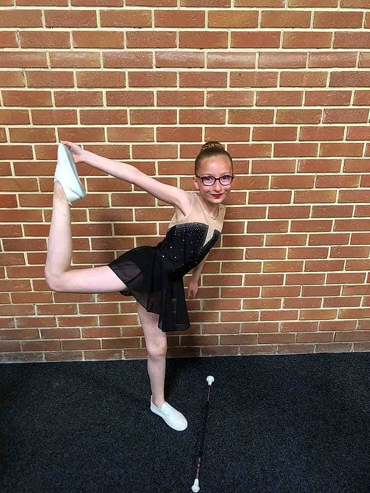 Maëlia participe au concours pour gagner de l'argent avec cette photo : balance, brick, brickwork, ceiling, dance, entertainment, event, eyewear, flash_photography, flooring, human_leg, joy, knee, performing_arts, person, sportswear, standing, t_shirt, thigh, toy