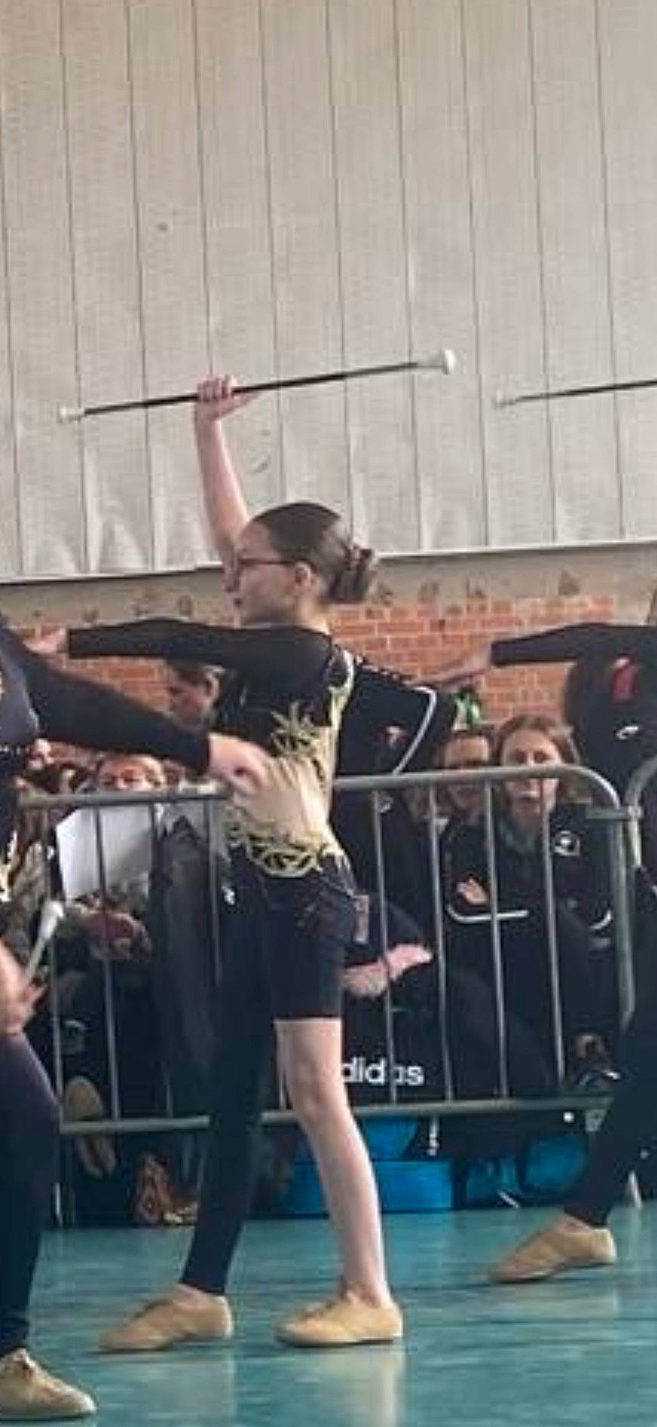 Maëlia participe au concours pour gagner de l'argent avec cette photo : balance, chest, competition, competition_event, entertainment, event, fun, human_leg, knee, metal, music, musician, performance_art, performing_arts, person, physical_fitness, shorts, sportswear, stage, thigh