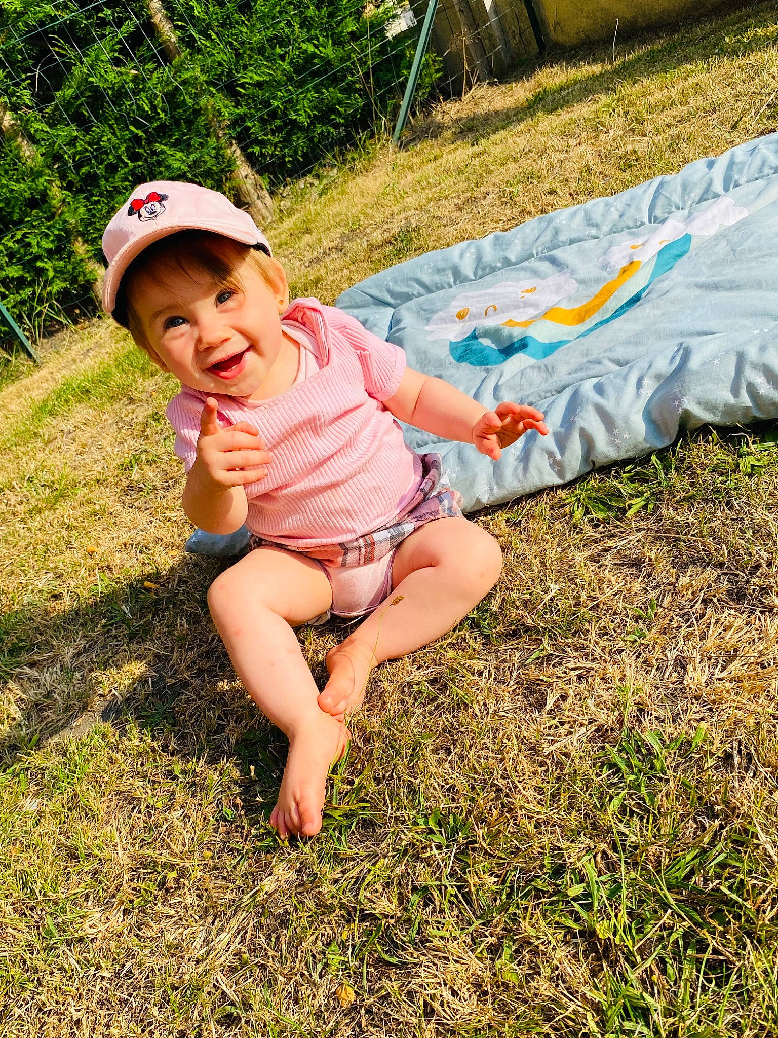 Inaya a rejoint le concours — aidez-le/la à gagner de superbes lots ! baby, baby_toddler_clothing, barefoot, baseball_cap, cap, child, fun, grass, grassland, happy, hat, human_leg, joy, lawn, leisure, meadow, people_in_nature, person, plant, smile