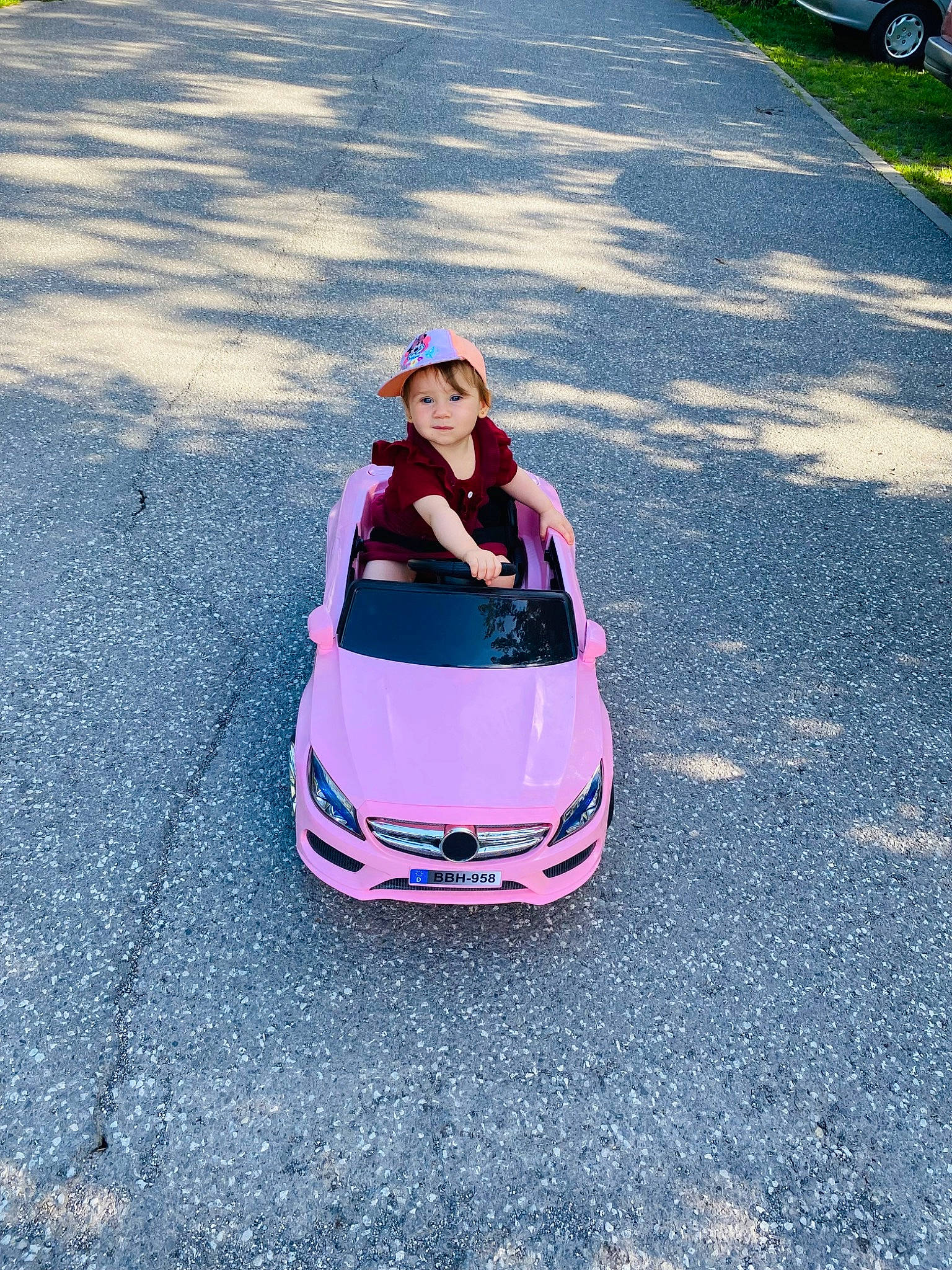 Inaya participe au concours pour gagner de l'argent avec cette photo : asphalt, automotive_design, automotive_exterior, automotive_lighting, automotive_tire, automotive_wheel_system, bumper, car, electric_blue, eyewear, happy, headwear, helmet, hood, motor_vehicle, person, rim, road_surface, rolling, tints_and_shades