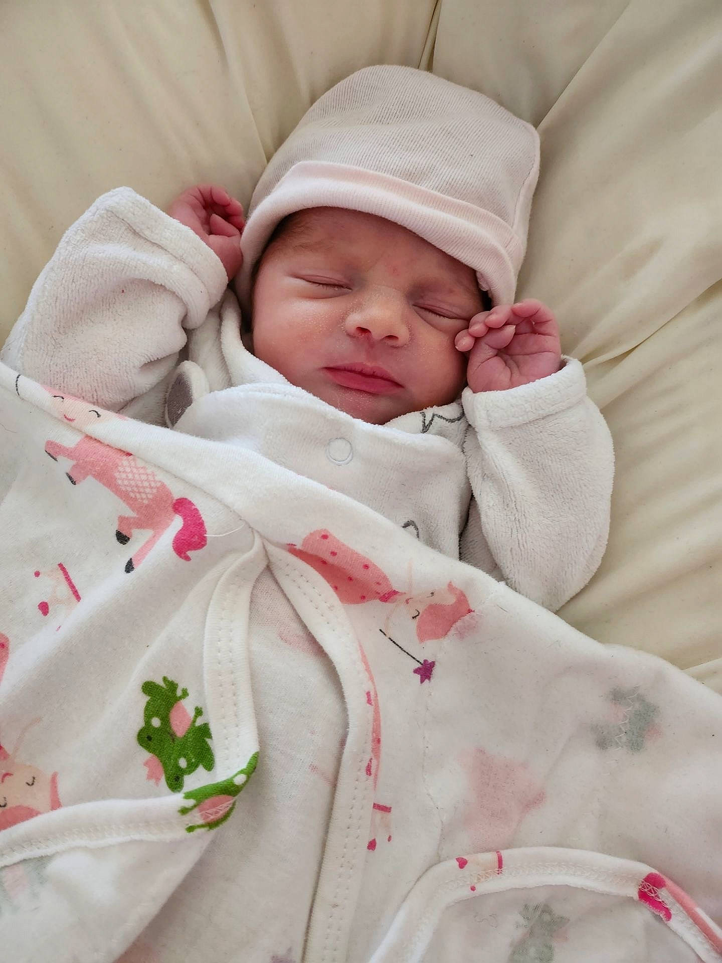 Jahlya a rejoint le concours — aidez-le/la à gagner de superbes lots ! baby, baby_products, baby_sleeping, baby_toddler_clothing, bedtime, child, collar, comfort, face, headwear, linens, peach, person, room, skin, sleep, sleeve, toddler, white