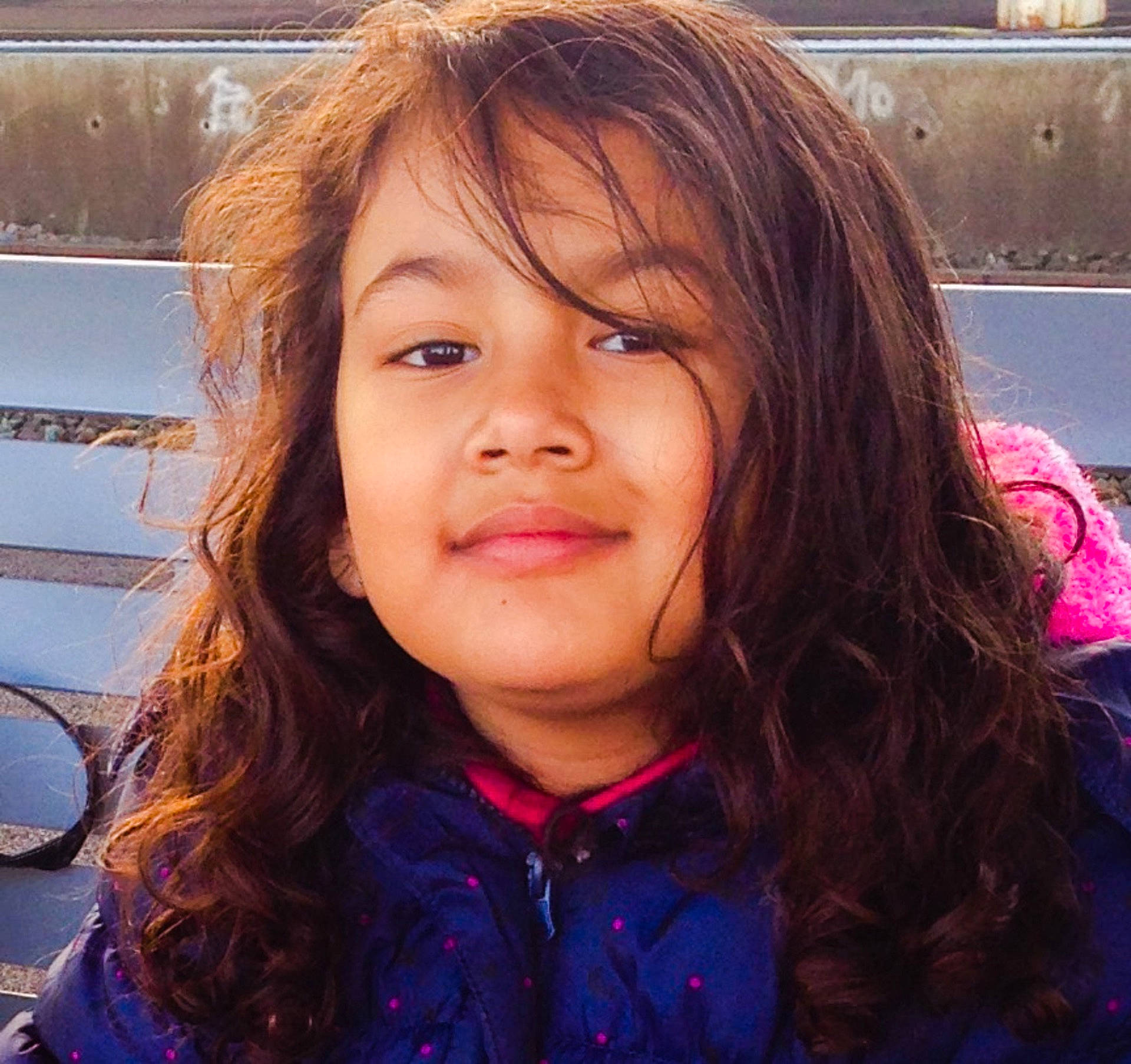 Naomie participe au concours pour gagner de l'argent avec cette photo : bangs, black_hair, brown_hair, cheek, child, child_model, chin, eye, face, forehead, fun, girl, hair, hair_coloring, hairstyle, head, human_hair_color, joy, long_hair, nose