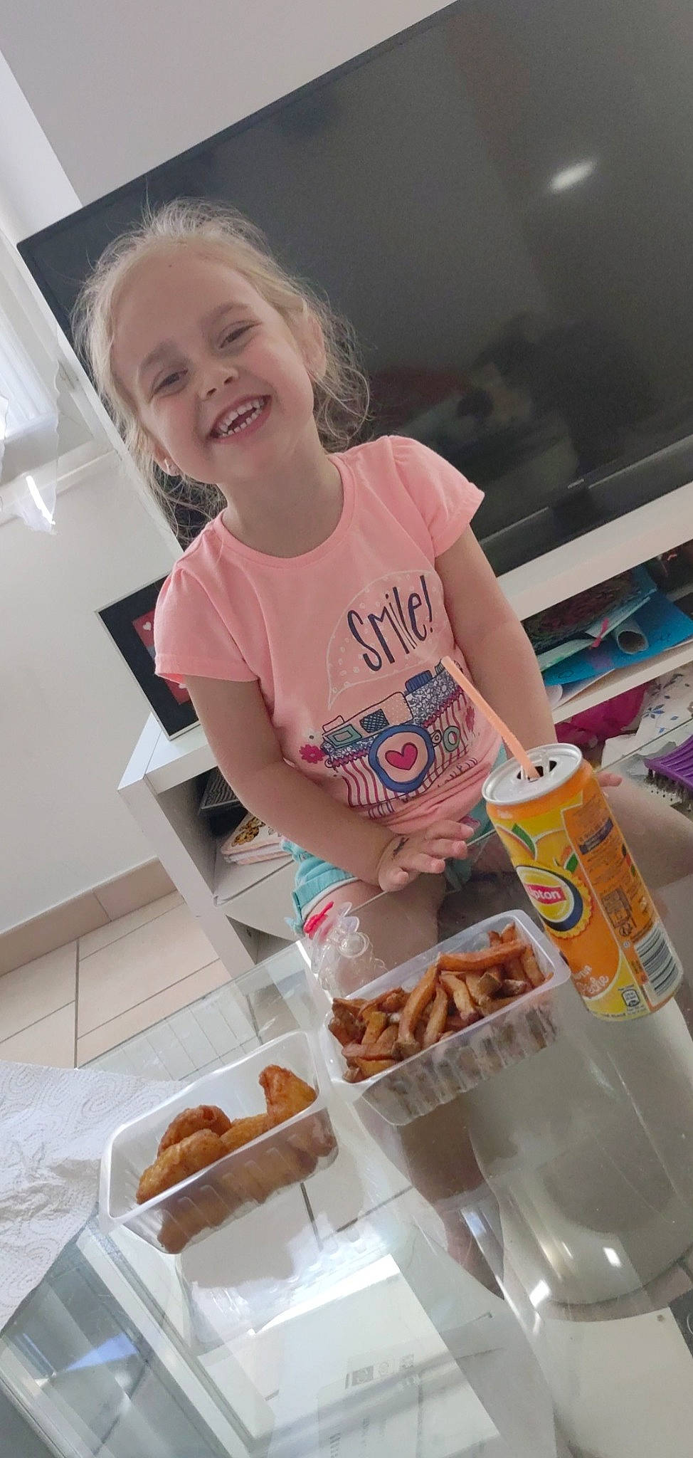 Cassy participe au concours pour gagner de l'argent avec cette photo : baking, box, child, cooking, cuisine, fast_food, finger_food, food, fun, happy, joy, junk_food, packaging_and_labeling, person, plate, room, shorts, smile, sweetness, t_shirt