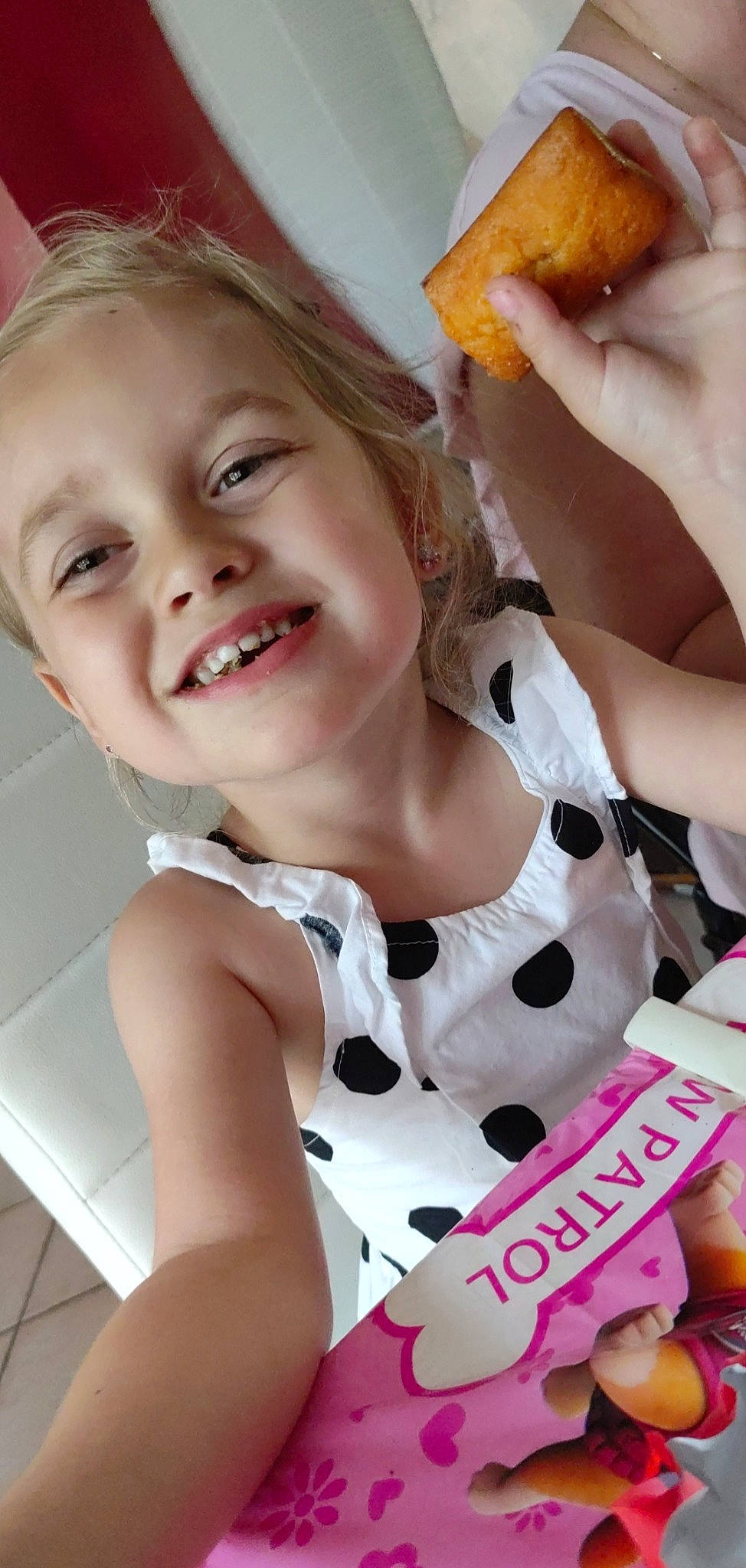 Cassy a rejoint le concours — aidez-le/la à gagner de superbes lots ! child, face, finger, food, fun, gesture, happy, ingredient, jewellery, joy, lip, mouth, muscle, nail, necklace, person, pink, skin, smile, thigh