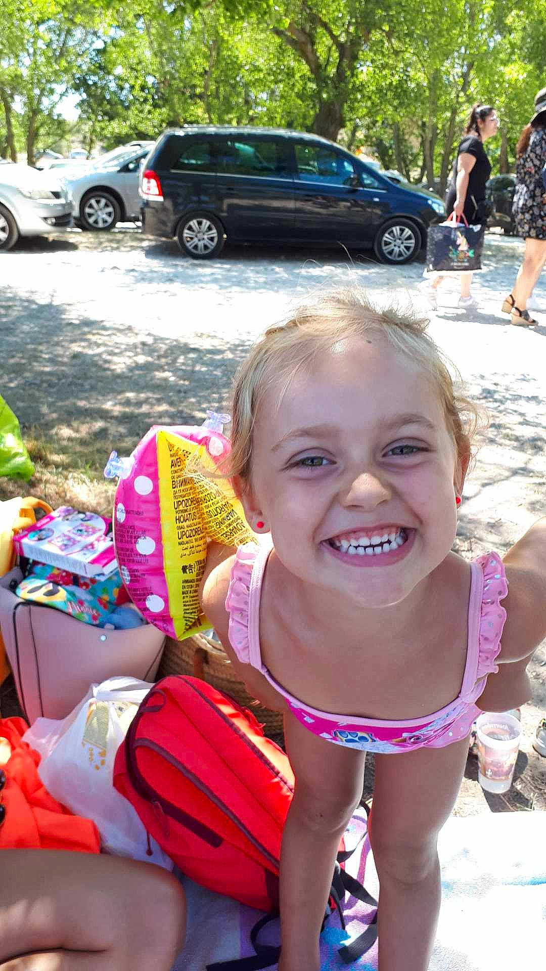 Cassy a rejoint le concours — aidez-le/la à gagner de superbes lots ! automotive_exterior, car, child, event, fun, happy, joy, leisure, magenta, mammal, motor_vehicle, person, pink, recreation, shoe, smile, snapshot, summer, tire, toddler