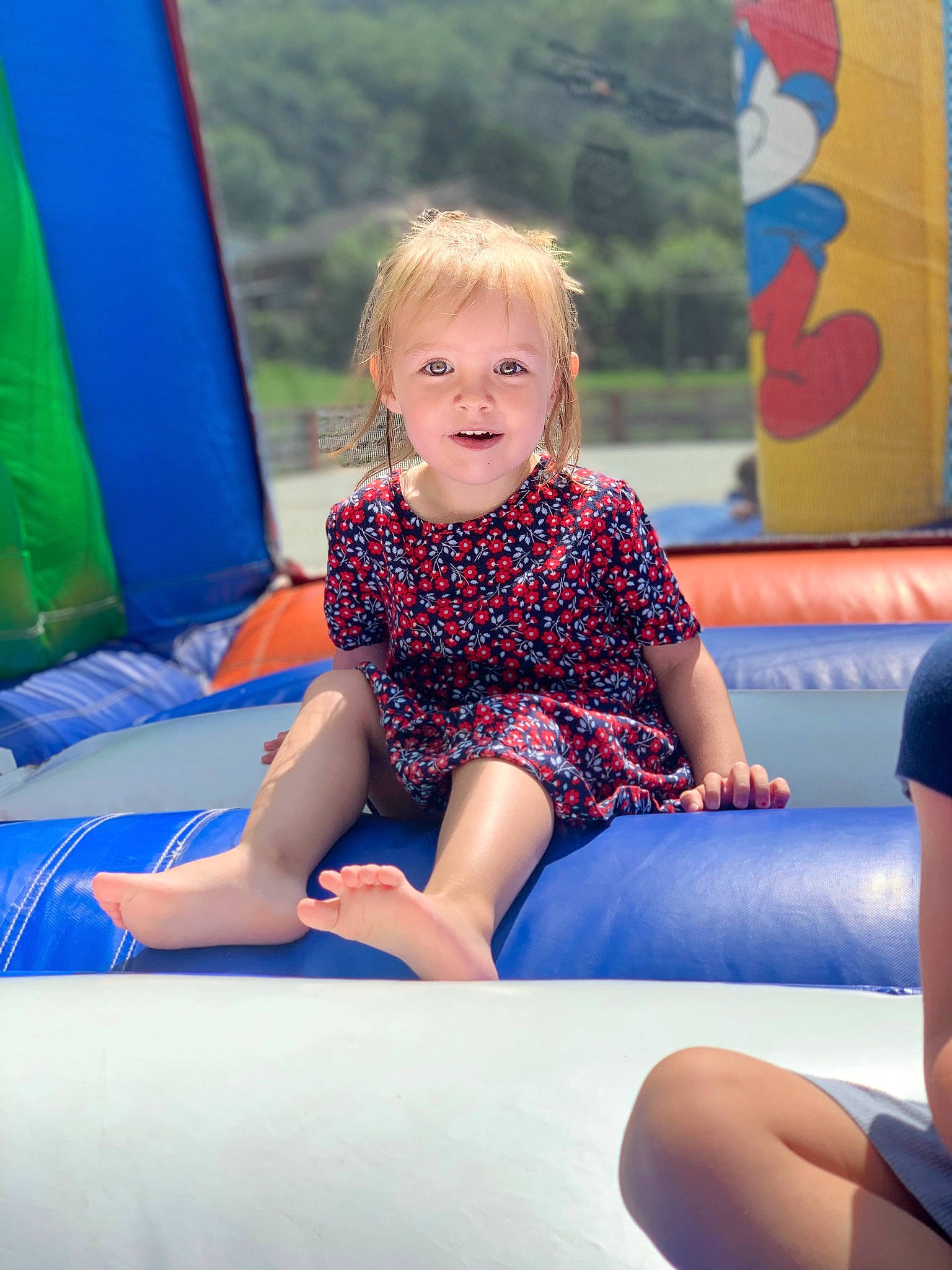 Giulia participe au concours pour gagner de l'argent avec cette photo : azure, barefoot, blue, bounce_house, child, comfort, electric_blue, fun, happy, human_leg, joy, knee, leg, leisure, person, playground, recreation, sleeve, smile, summer