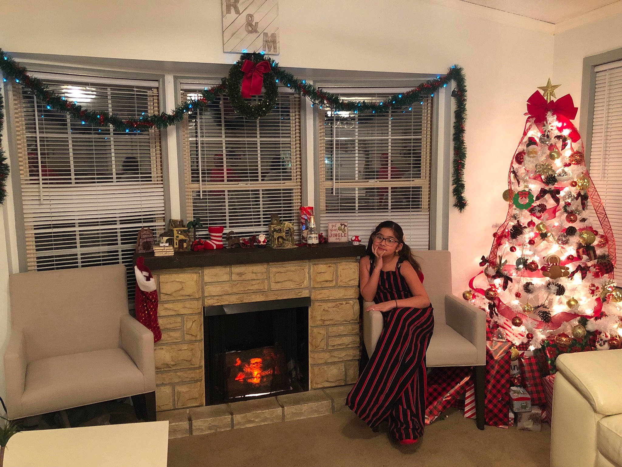 Luciana is registered to the contest to win money with this photo: architecture, christmas_decoration, christmas_ornament, christmas_tree, comfort, decoration, event, fire_screen, floor, flooring, gas, hardwood, hearth, holiday_ornament, interior_design, joy, living_room, ornament, person, red