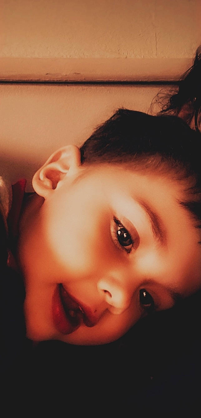 Tiago participe au concours pour gagner de l'argent avec cette photo : black_hair, cheek, chin, ear, eye, eyebrow, eyelash, flash_photography, forehead, happy, iris, jaw, lip, long_hair, mouth, neck, no_expression, nose, person, skin