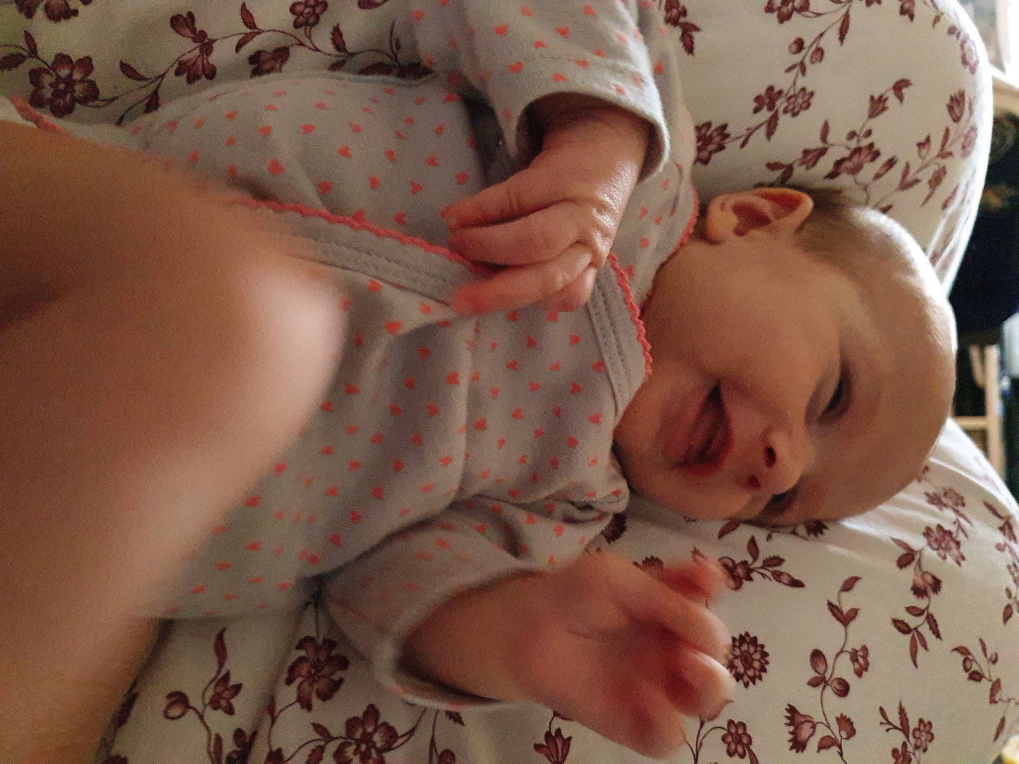 Ambre participe au concours pour gagner de l'argent avec cette photo : baby, baby_products, baby_sleeping, baby_toddler_clothing, bedtime, birth, child, childbirth, comfort, human, linens, nap, nightwear, person, skin, sleep, toddler