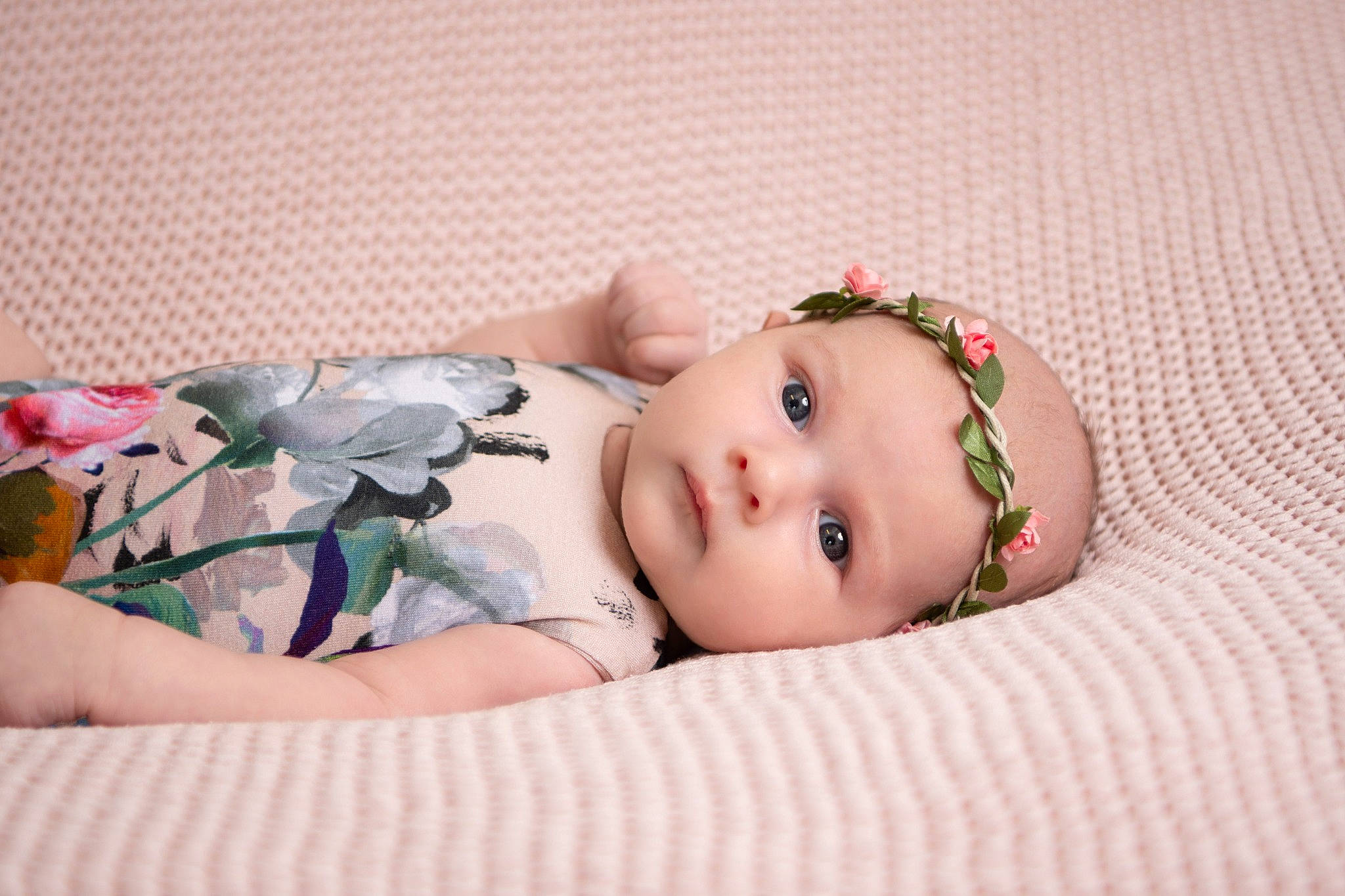 Ambre a rejoint le concours — aidez-le/la à gagner de superbes lots ! baby, baby_toddler_clothing, cheek, child, embellishment, hair_accessory, headband, headpiece, headwear, person, photo_shoot, portrait_photography, skin