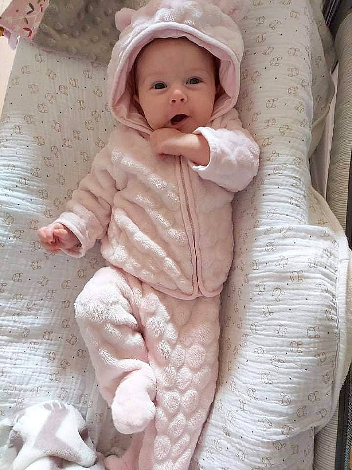 Ambre a rejoint le concours — aidez-le/la à gagner de superbes lots ! baby, baby_products, baby_toddler_clothing, bonnet, cheek, child, comfort, foot, headwear, linens, peach, person, skin