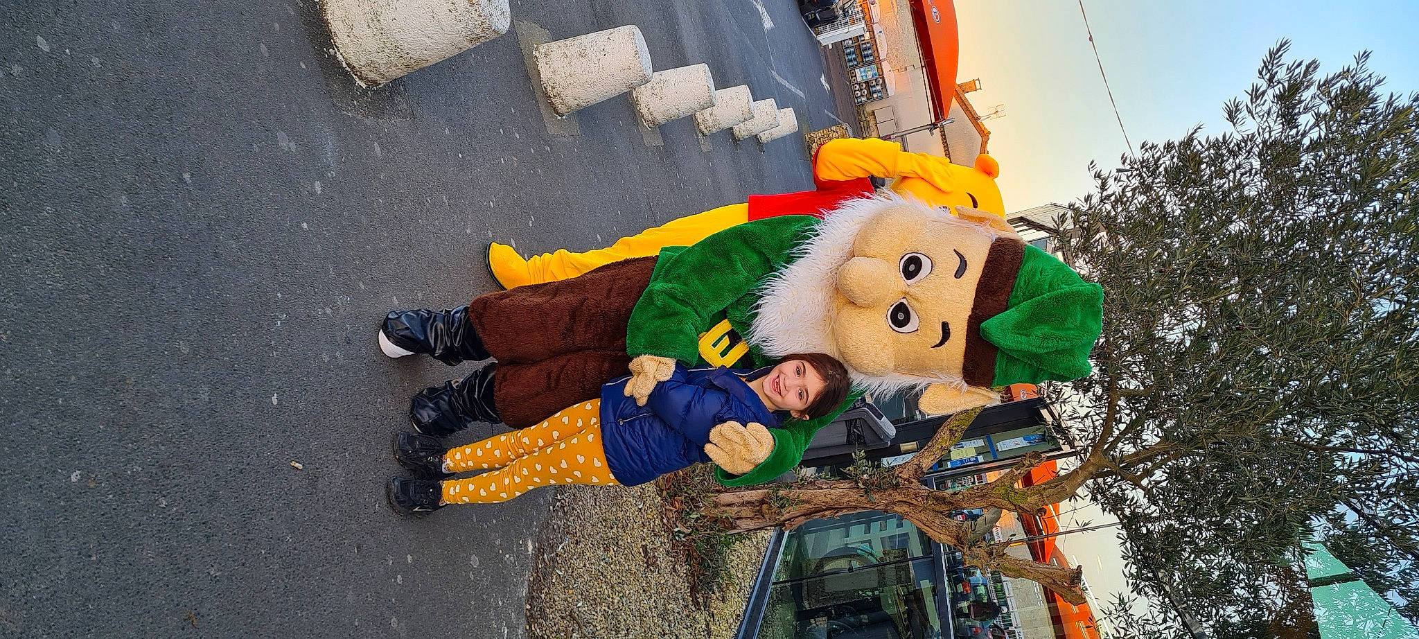 Lola a rejoint le concours — aidez-le/la à gagner de superbes lots ! asphalt, concrete, costume, event, fictional_character, fun, happy, hat, joy, leisure, person, plant, recreation, road_surface, sky, smile, tire, toddler, travel, tree