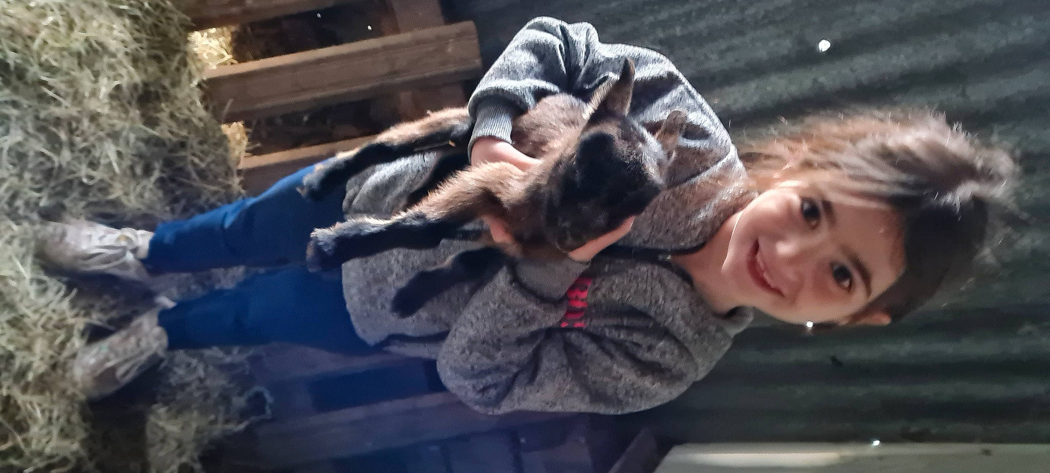 Lola participe au concours pour gagner de l'argent avec cette photo : auto_part, canidae, carnivore, companion_dog, dog_breed, fawn, felidae, fur, gesture, happy, joy, leisure, person, selfie, small_to_medium_sized_cats, smile, street_fashion