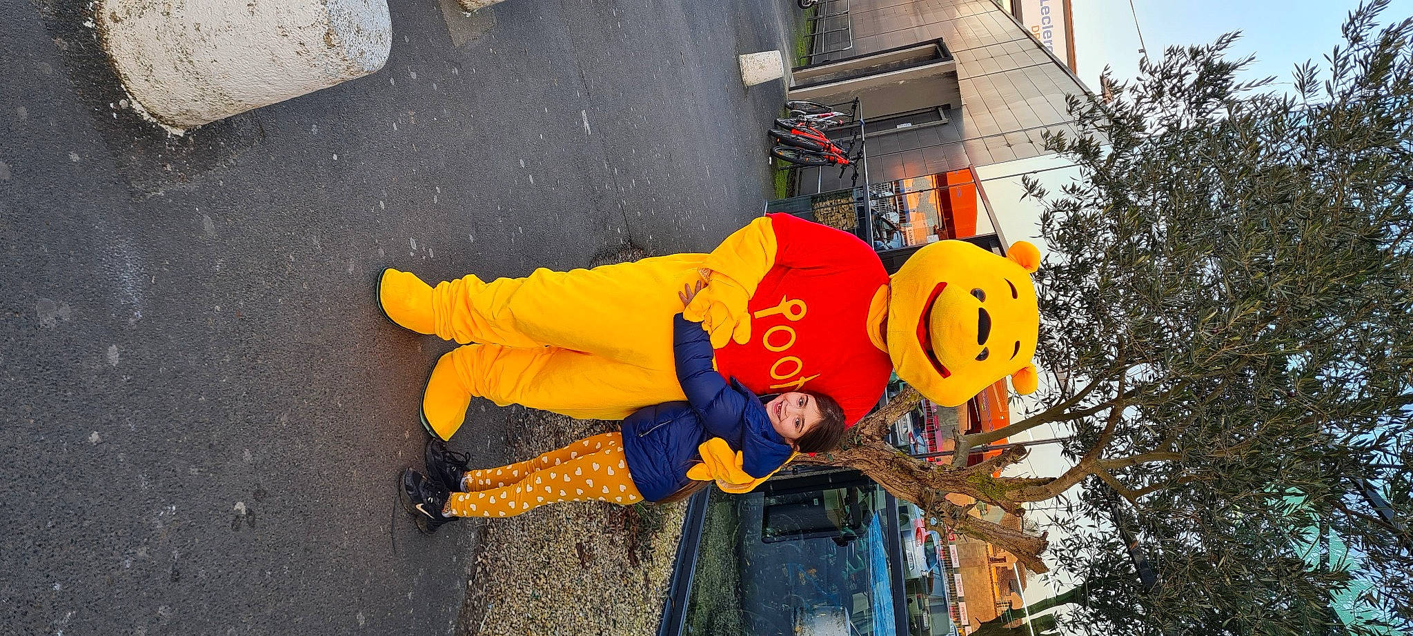 Lola a rejoint le concours — aidez-le/la à gagner de superbes lots ! asphalt, calabaza, concrete, glove, hat, joy, lifebuoy, pedestrian, person, personal_protective_equipment, plant, road, road_surface, sidewalk, sign, signage, street, tar, transport, tree