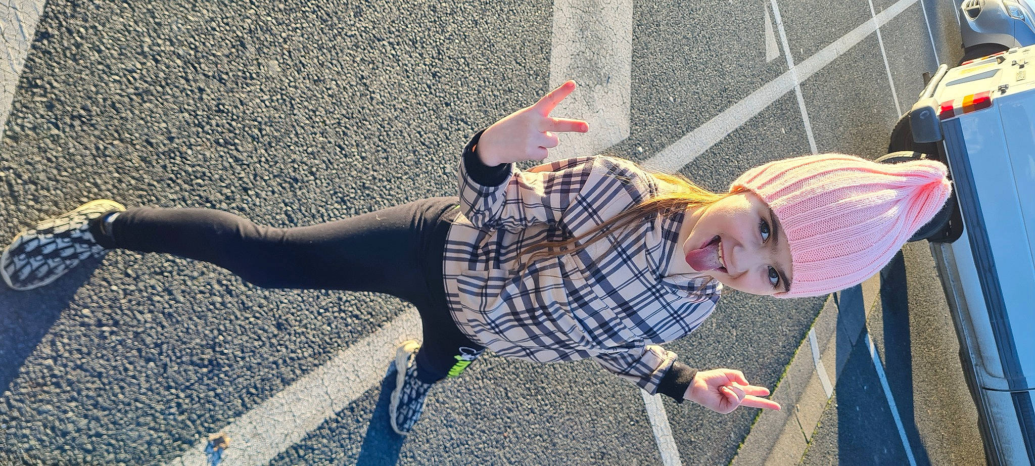 Lola participe au concours pour gagner de l'argent avec cette photo : asphalt, blond, dress, eyewear, glasses, grass, hat, headwear, human_leg, knee, pattern, person, plaid, road_surface, sidewalk, smile, street_fashion, sunglasses, tartan, thigh