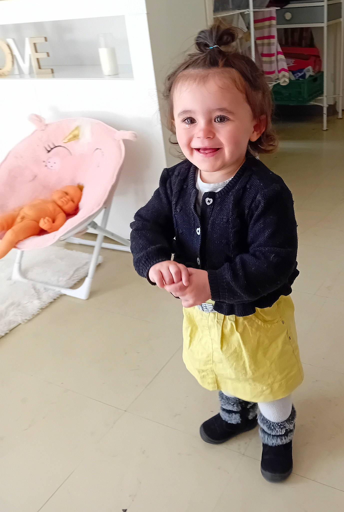 Melina participe au concours pour gagner de l'argent avec cette photo : baby, baby_toddler_clothing, child, flooring, fun, happy, head, joy, pattern, person, room, sitting, skin, sleeve, smile, sock, t_shirt, toddler, vacation