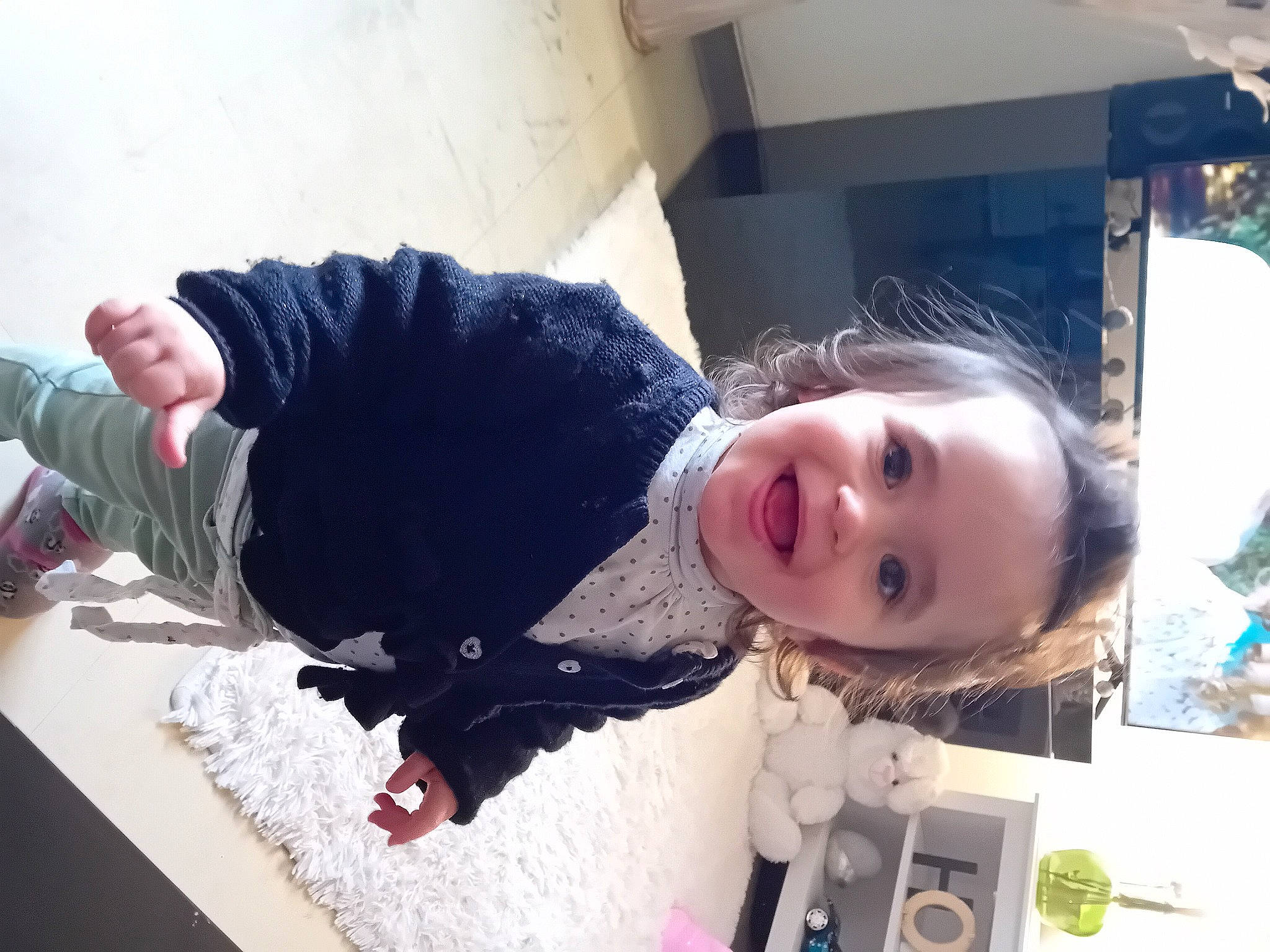 Melina participe au concours pour gagner de l'argent avec cette photo : child, eyelash, flooring, fun, happy, joy, person, room, sleeve, smile, toddler