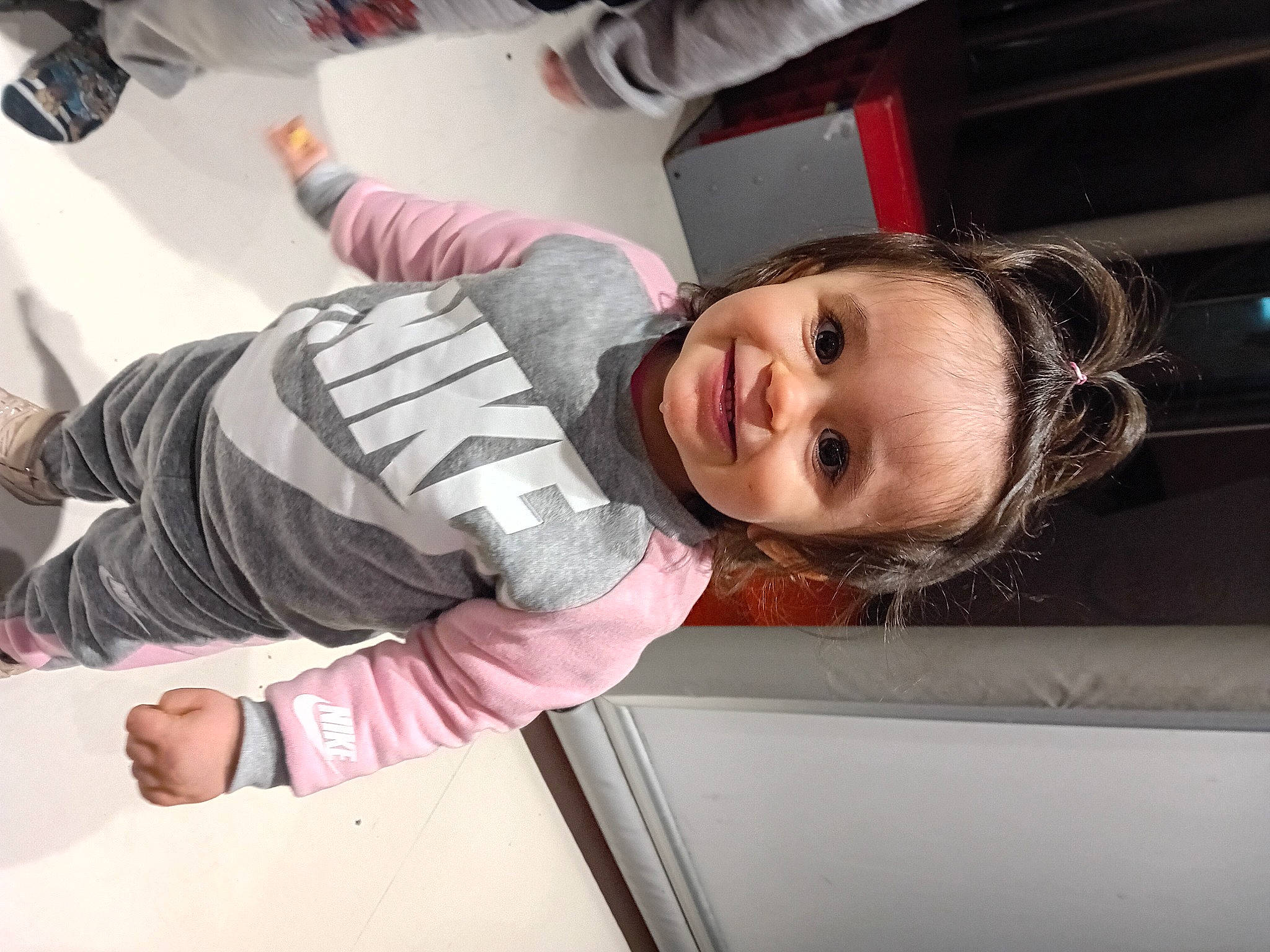 Melina a rejoint le concours — aidez-le/la à gagner de superbes lots ! auto_part, automotive_design, automotive_exterior, automotive_lighting, automotive_wheel_system, baby, bumper, child, fun, happy, hat, joy, luxury_vehicle, motor_vehicle, person, room, smile, toddler, tree, vehicle