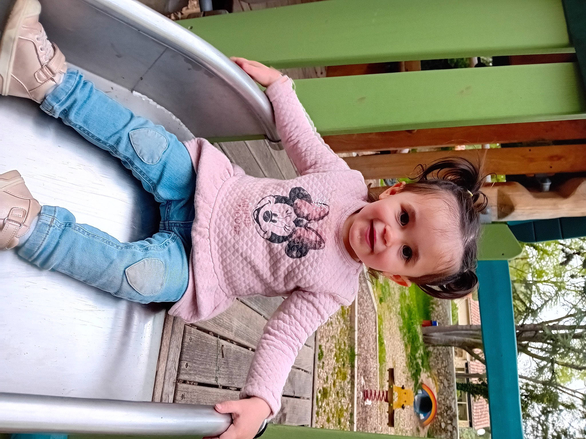 Melina a rejoint le concours — aidez-le/la à gagner de superbes lots ! baby, child, comfort, couch, fun, grass, happy, human_leg, joy, knee, leisure, pattern, person, recreation, sitting, thigh, toddler, tree, vacation