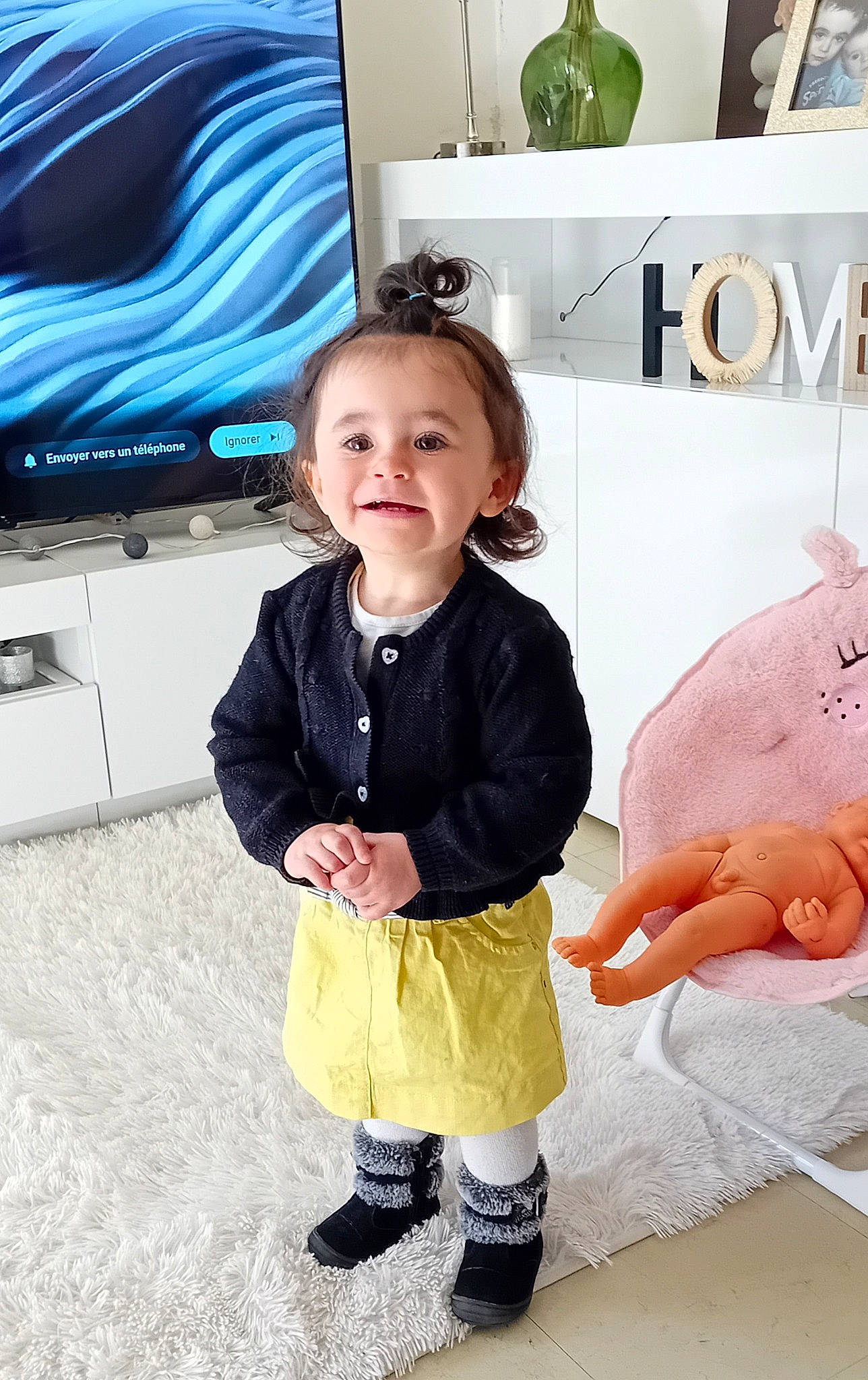 Melina participe au concours pour gagner de l'argent avec cette photo : baby, baby_toddler_clothing, child, display_device, facial_expression, flat_panel_display, flooring, fun, happy, home_appliance, joy, led_backlit_lcd_display, pattern, person, room, skin, sleeve, smile, sock, television