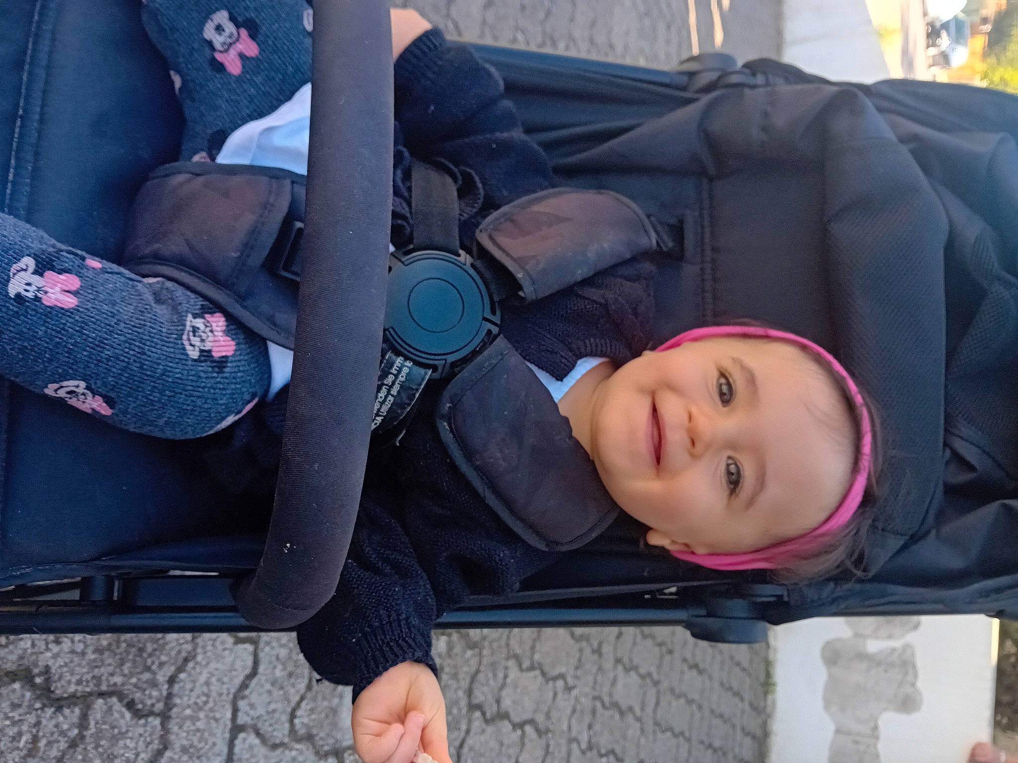 Melina participe au concours pour gagner de l'argent avec cette photo : auto_part, automotive_exterior, baby_products, baby_toddler_clothing, car_seat, child, comfort, electric_blue, family_car, head_restraint, headwear, joy, motor_vehicle, person, photograph, sitting, smile, toddler, travel, tree