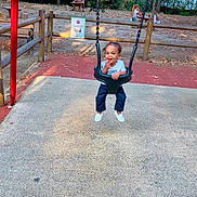 Hélio participe au concours pour gagner de l'argent avec cette photo : child, toddler, swing, playground, park, fence, trees, man, woman, daylight, smile, happy, casual_clothing, footwear, outdoor, recreation, nature, bench, table, people