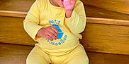 Hélio participe au concours pour gagner de l'argent avec cette photo : toddler, child, yellow_clothing, stairs, wooden_stairs, indoors, baby, cute, sitting, thumb_sucking, curly_hair, portrait, young_child, one_person, infant, face, expression, comfort, home, casual